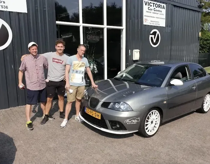 Klant van Victoria Car Centre met zijn auto